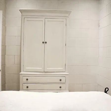 Charming In Republic Street Apartment *